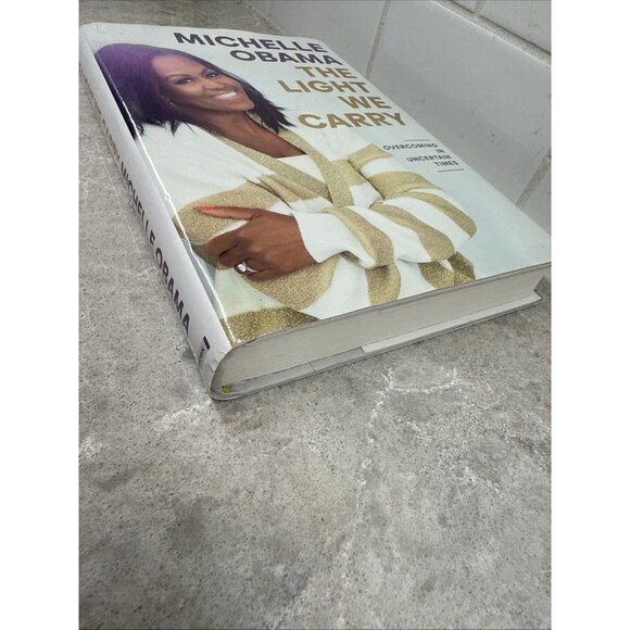 The Light We Carry: Overcoming in Uncertain Times, Michelle Obama. Hardcover New - Picture 3 of 10